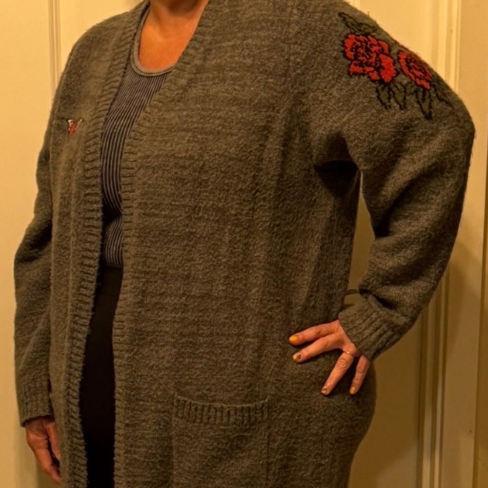 🖤🧵 Cozy-cool with attitude! Cardigan with skull & roses graphics ☠️ 🌹